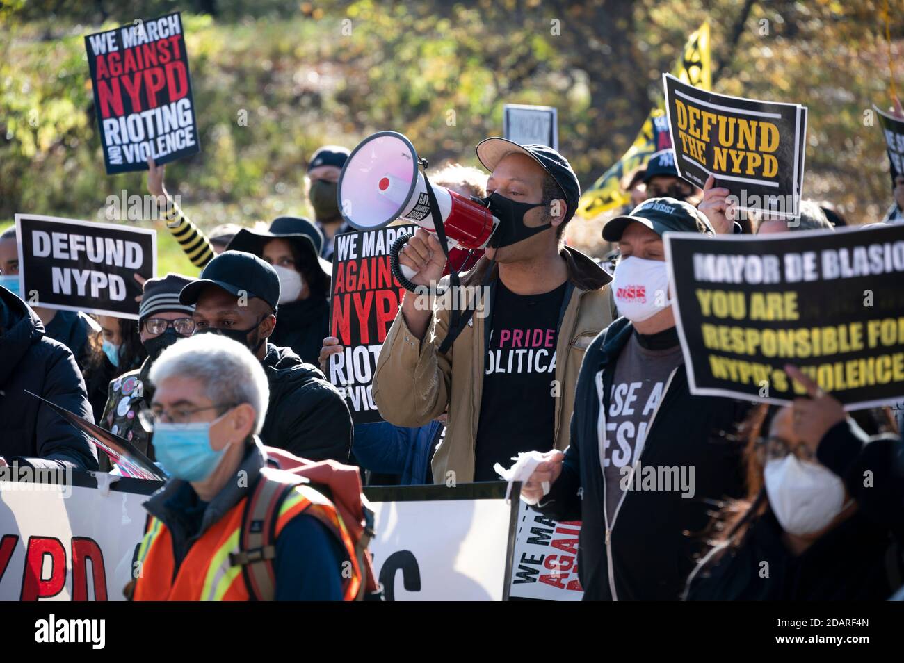 Manhattan, États-Unis. 14 novembre 2020. Les manifestants marchent contre les émeutes et les violences du NYPD dans Central Park à Manhattan, New York. Credit: Micah Casella/Alamy Live News. Banque D'Images