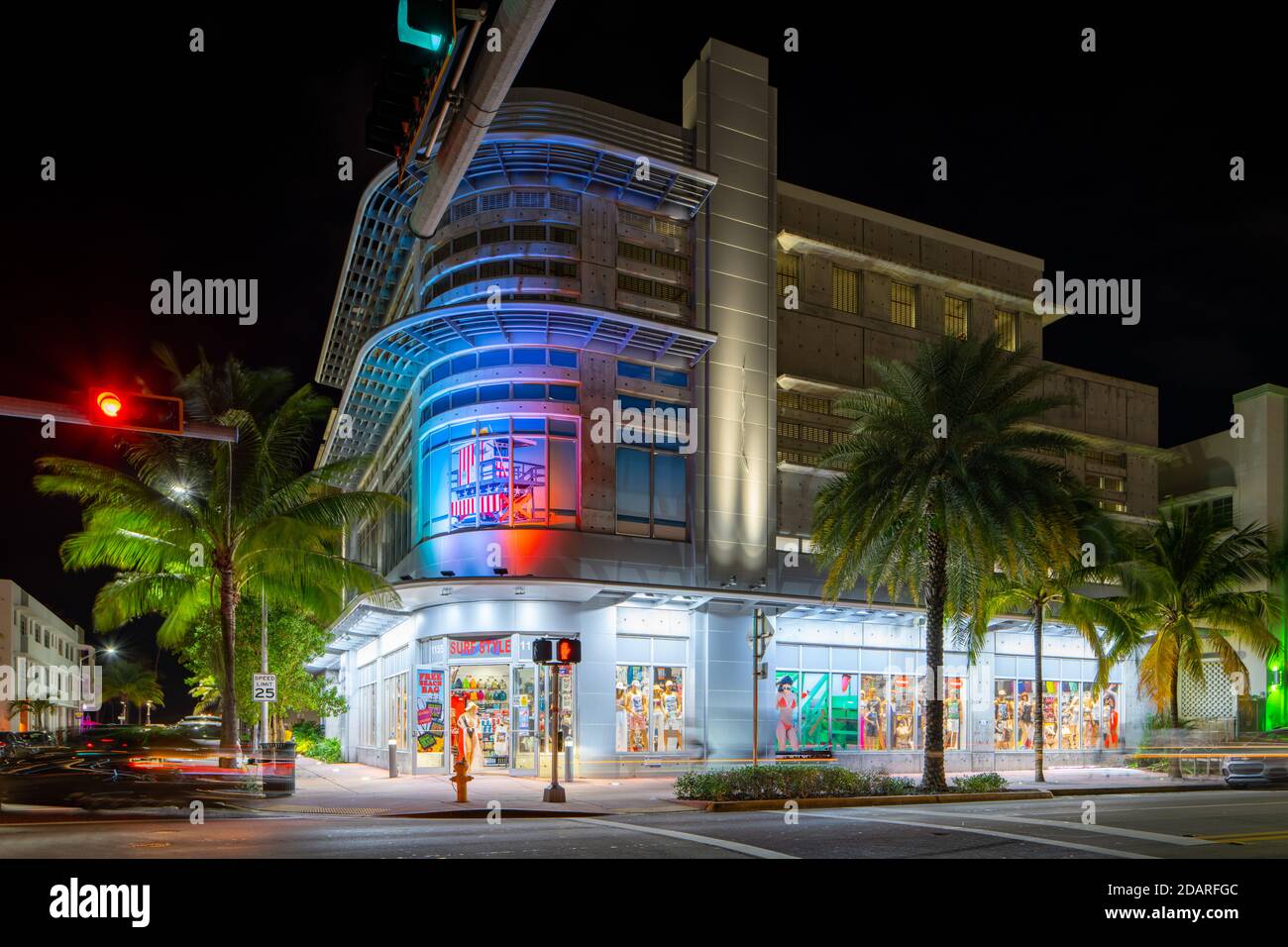 MIAMI BEACH, FL, Etats-Unis - 13 NOVEMBRE 2020: Nuit HDR photo Miami Beach boutique touristique Surf style Banque D'Images