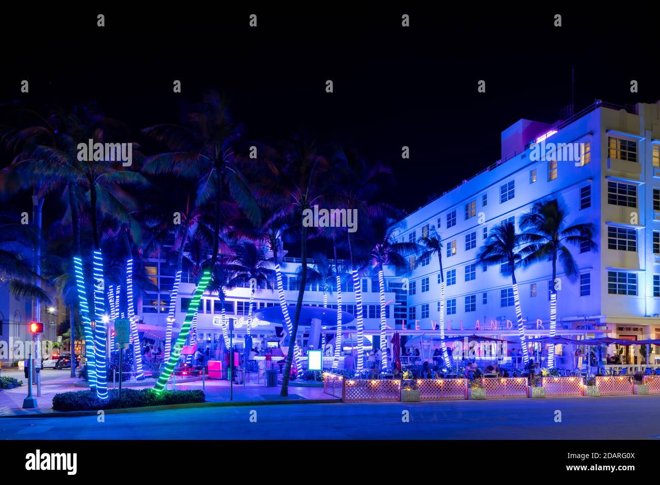MIAMI BEACH, FL, Etats-Unis - 13 NOVEMBRE 2020: Bleu fluo Clevelander Hôtel et pub Ocean Drive photo de nuit Banque D'Images