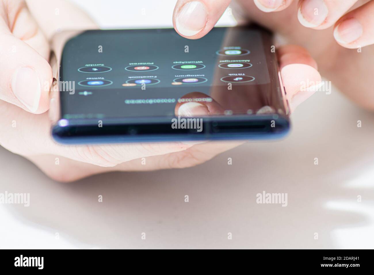 Vienne / Autriche / 14 novembre 2020 : perspective frontale du smartphone avec des applications android tenues dans la main d'une femme Banque D'Images