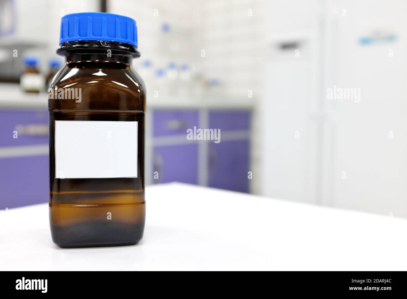 Mise au point slective d'un flacon de ractif en verre fonc avec un  transparent inconnu produit chimique liquide  l'intrieur et tiquette  vierge dans un laboratoire de chimie Photo Stock - Alamy