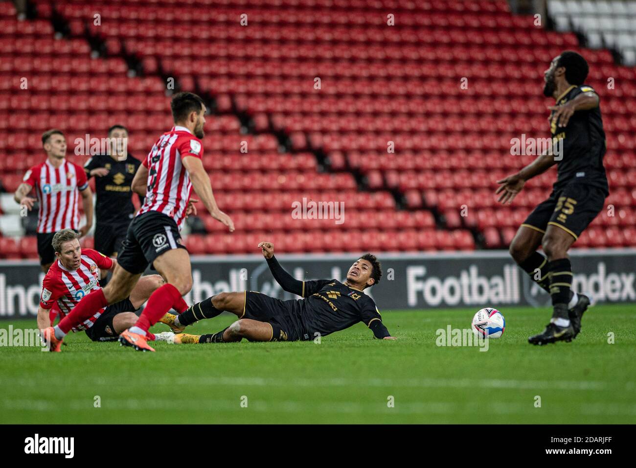 SUNDERLAND, ANGLETERRE. 14 NOVEMBRE Matthew Sorinola est fouillé par Grant Leadbitter lors du match de la Ligue 1 de pari du ciel entre Sunderland et MK dons au Stade de lumière, Sunderland, le samedi 14 novembre 2020. (Crédit : Trevor Wilkinson | ACTUALITÉS MI) crédit : ACTUALITÉS MI et sport /Actualités Alay Live Banque D'Images