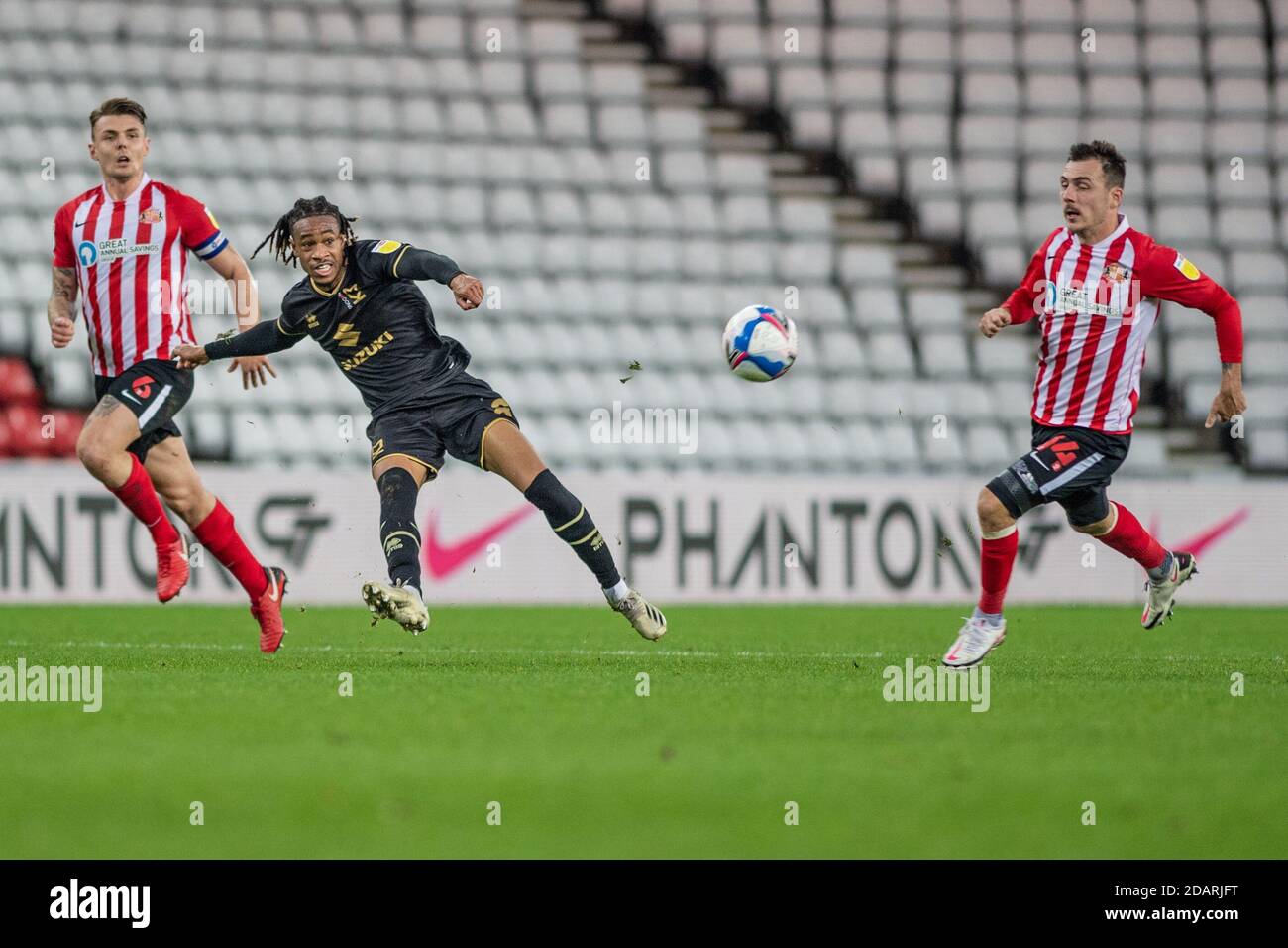 SUNDERLAND, ANGLETERRE. 14 NOVEMBRE David Kasumu traverse le ballon lors du match de la Ligue 1 de pari du ciel entre Sunderland et MK Dons au Stade de lumière, Sunderland, le samedi 14 novembre 2020. (Crédit : Trevor Wilkinson | ACTUALITÉS MI) crédit : ACTUALITÉS MI et sport /Actualités Alay Live Banque D'Images