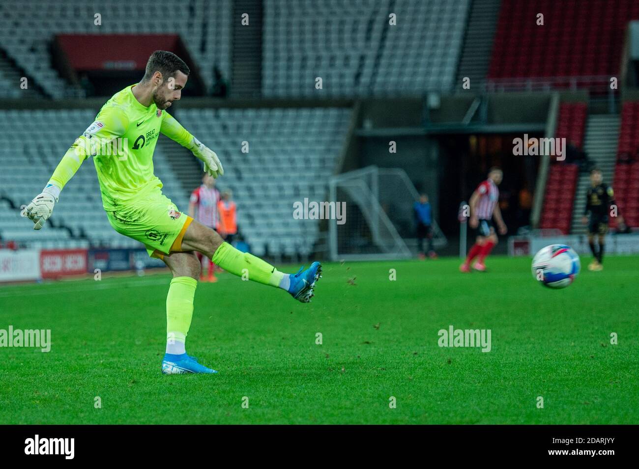 SUNDERLAND, ANGLETERRE. LE 14 NOVEMBRE, Remi Matthews passe le ballon à droite lors du match Sky Bet League 1 entre Sunderland et MK dons au Stade de lumière, Sunderland, le samedi 14 novembre 2020. (Crédit : Trevor Wilkinson | ACTUALITÉS MI) crédit : ACTUALITÉS MI et sport /Actualités Alay Live Banque D'Images