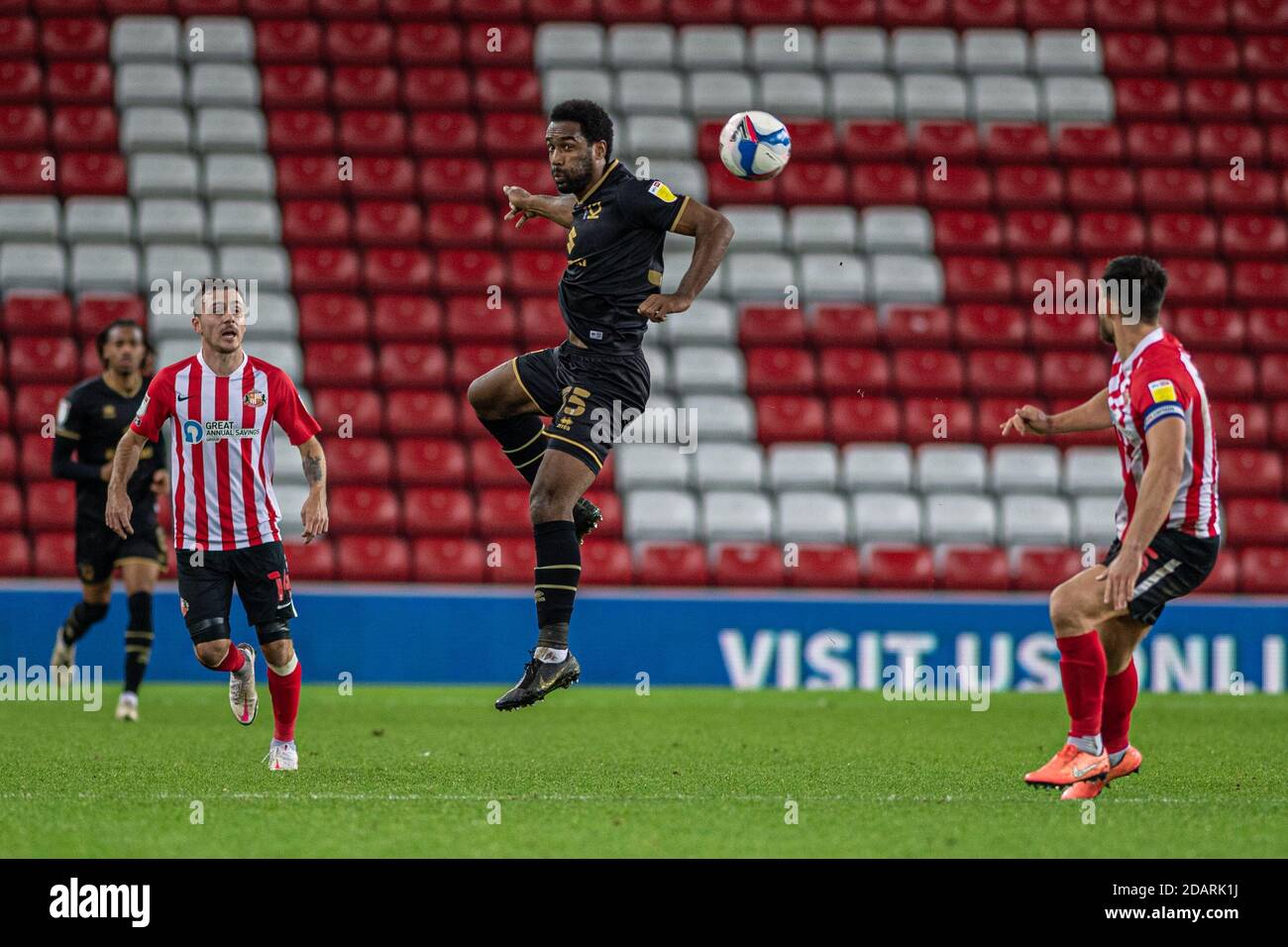 SUNDERLAND, ANGLETERRE. 14 NOVEMBRE Cameron Jerome dirige le ballon lors du match Sky Bet League 1 entre Sunderland et MK Dons au stade de Light, Sunderland, le samedi 14 novembre 2020. (Crédit : Trevor Wilkinson | ACTUALITÉS MI) crédit : ACTUALITÉS MI et sport /Actualités Alay Live Banque D'Images