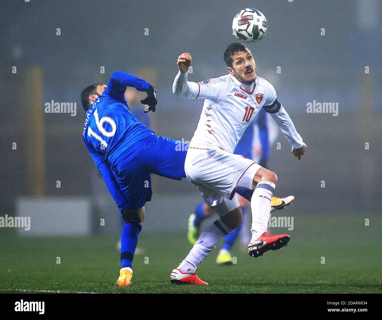 (201115) -- ZAPRESIC, 15 novembre 2020 (Xinhua) -- Stevan Jovetic (R) du Monténégro rivalise avec Elvin Jamalov de l'Azerbaïdjan lors de leur match de football de la Ligue des Nations de l'UEFA à Zapresic, Croatie, 14 novembre 2020. (Goran Stanzl/Pixsell via Xinhua) Banque D'Images