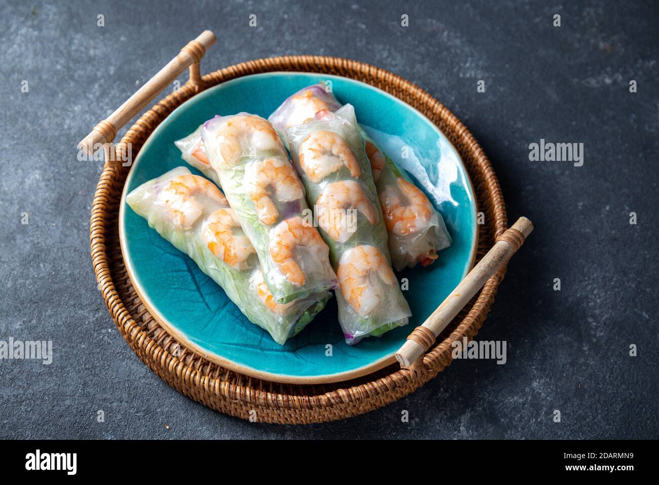 Rouleaux de printemps vietnamiens avec crevettes sur une assiette bleue. Banque D'Images
