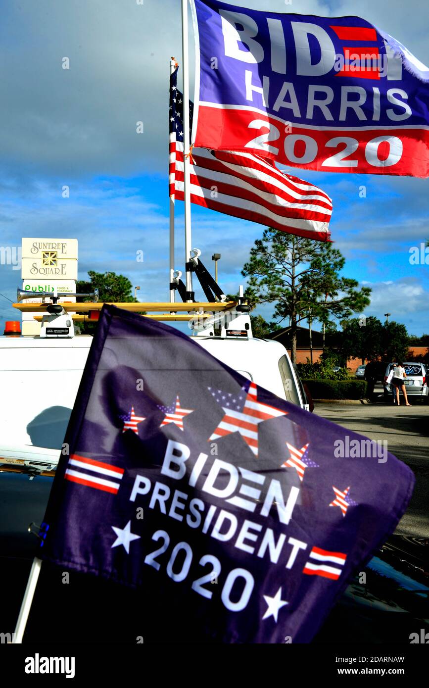 Melbourne, Comté de Brevard, Floride, États-Unis. 14 novembre 2020. Les partisans de Biden ont organisé une épreuve de conduite de caravane de voiture jusqu’au « coin de la paix » sur Evans Road et 192. À cette intersection, d'autres ont rejoint le groupe dans un événement de drapeaux qui se termine au coucher du soleil. Crédit : Julian Leek/Alay Live News Banque D'Images