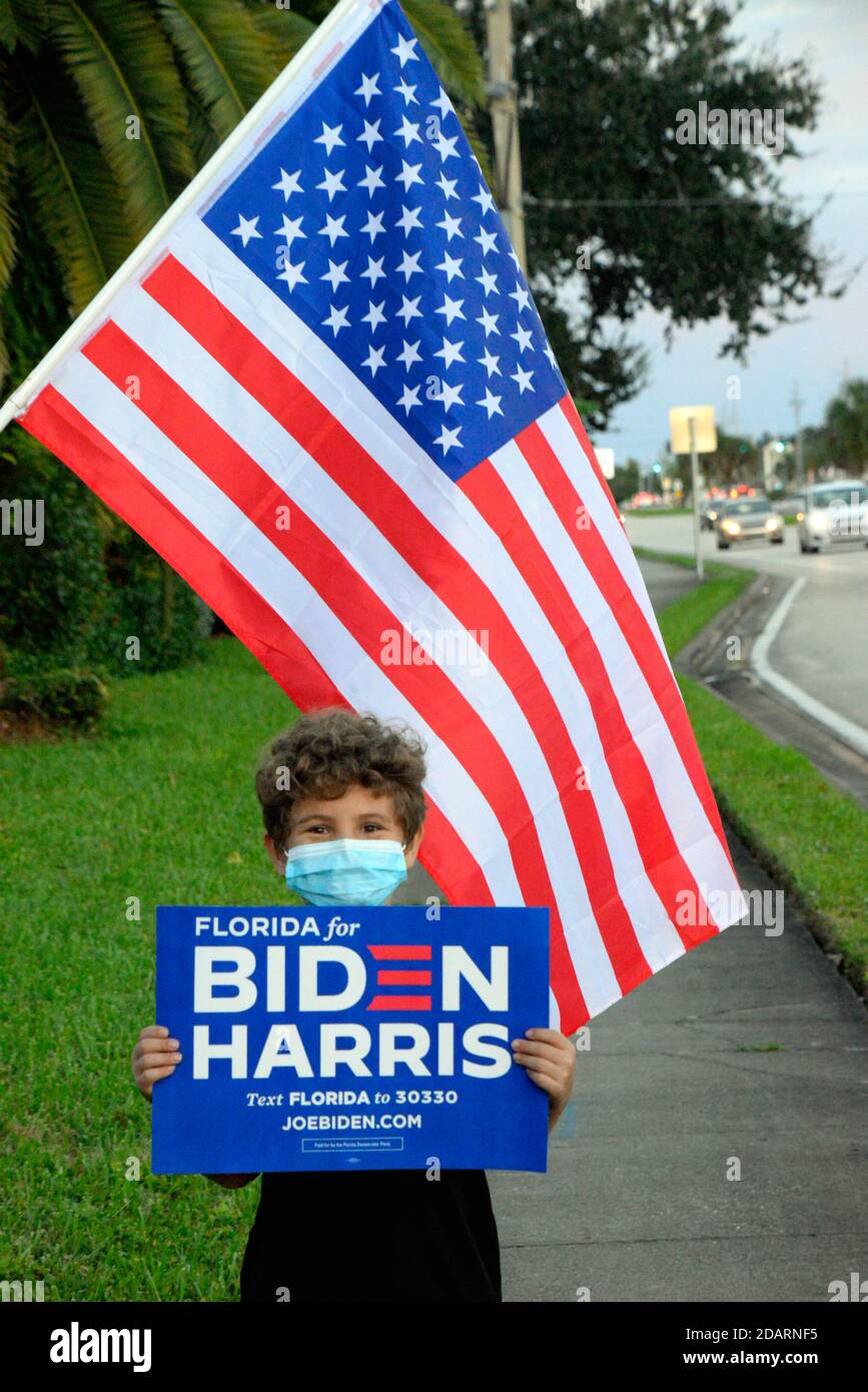 Melbourne, Comté de Brevard, Floride, États-Unis. 14 novembre 2020. Les partisans de Biden ont organisé une épreuve de conduite de caravane de voiture jusqu’au « coin de la paix » sur Evans Road et 192. À cette intersection, d'autres ont rejoint le groupe dans un événement de drapeaux qui se termine au coucher du soleil. Crédit : Julian Leek/Alay Live News Banque D'Images