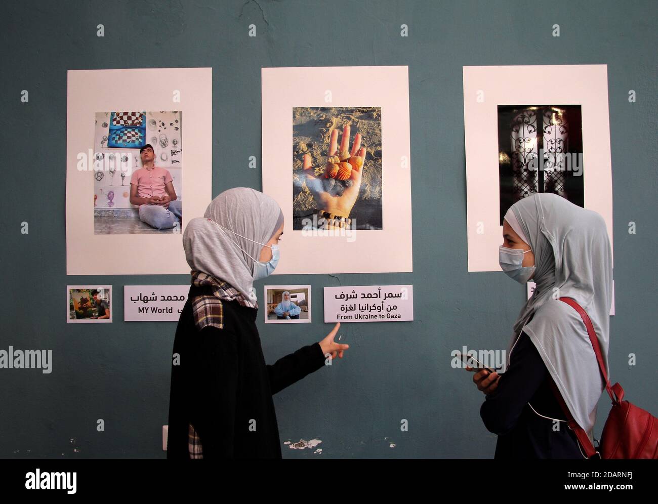 Gaza. 14 novembre 2020. Les visiteurs peuvent voir des photos prises par des enfants palestiniens lors d'une exposition à Gaza, le 14 novembre 2020. Un groupe d'enfants palestiniens a participé à une exposition avec des photos qu'ils ont photographiées pour la ville de Gaza pendant la période de quarantaine. Credit: Rizek Abdeljawad/Xinhua/Alamy Live News Banque D'Images