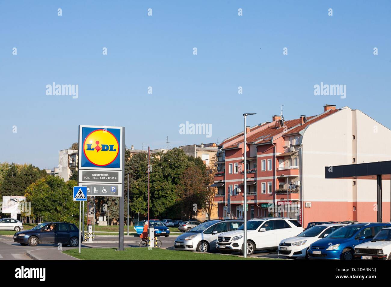 PANCEVO, SERBIE - 10 OCTOBRE 2020 logo d'un supermarché Lidl à Pancevo, Serbie. Lidl est une chaîne de supermarchés de rabais allemand de tous accros Banque D'Images