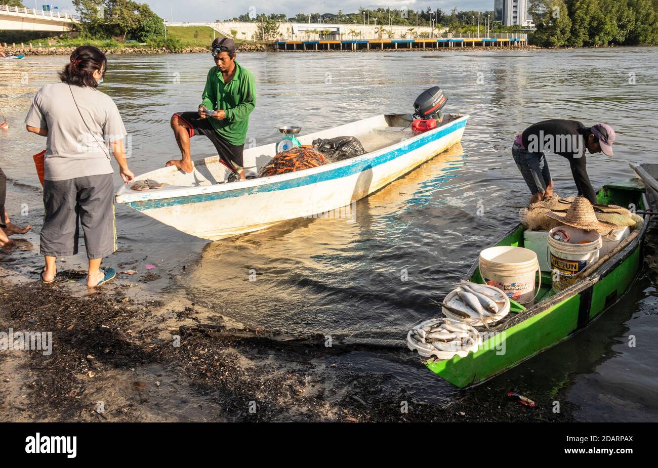 Achat et vente de poisson à côté du pont Yayasan Sabah Baie de Likas Kota Kinabalu Sabah Bornéo Malaisie Banque D'Images