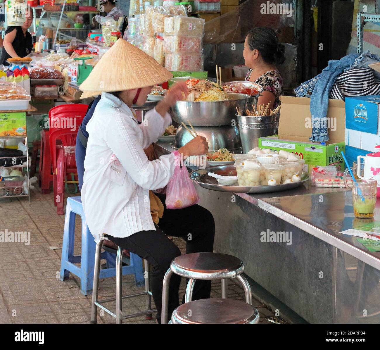 Quotidien style de vie, femme vietnamienne manger sur les marchés de Cholon, à Ho Chi Minh ville, Vietnam. Banque D'Images