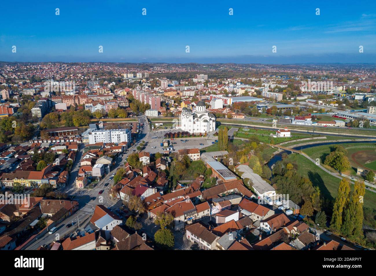 Valjevo - panorama de la ville en Serbie. Vue aérienne de drone centre administratif du district de Kolubara dans l'ouest de la Serbie Banque D'Images