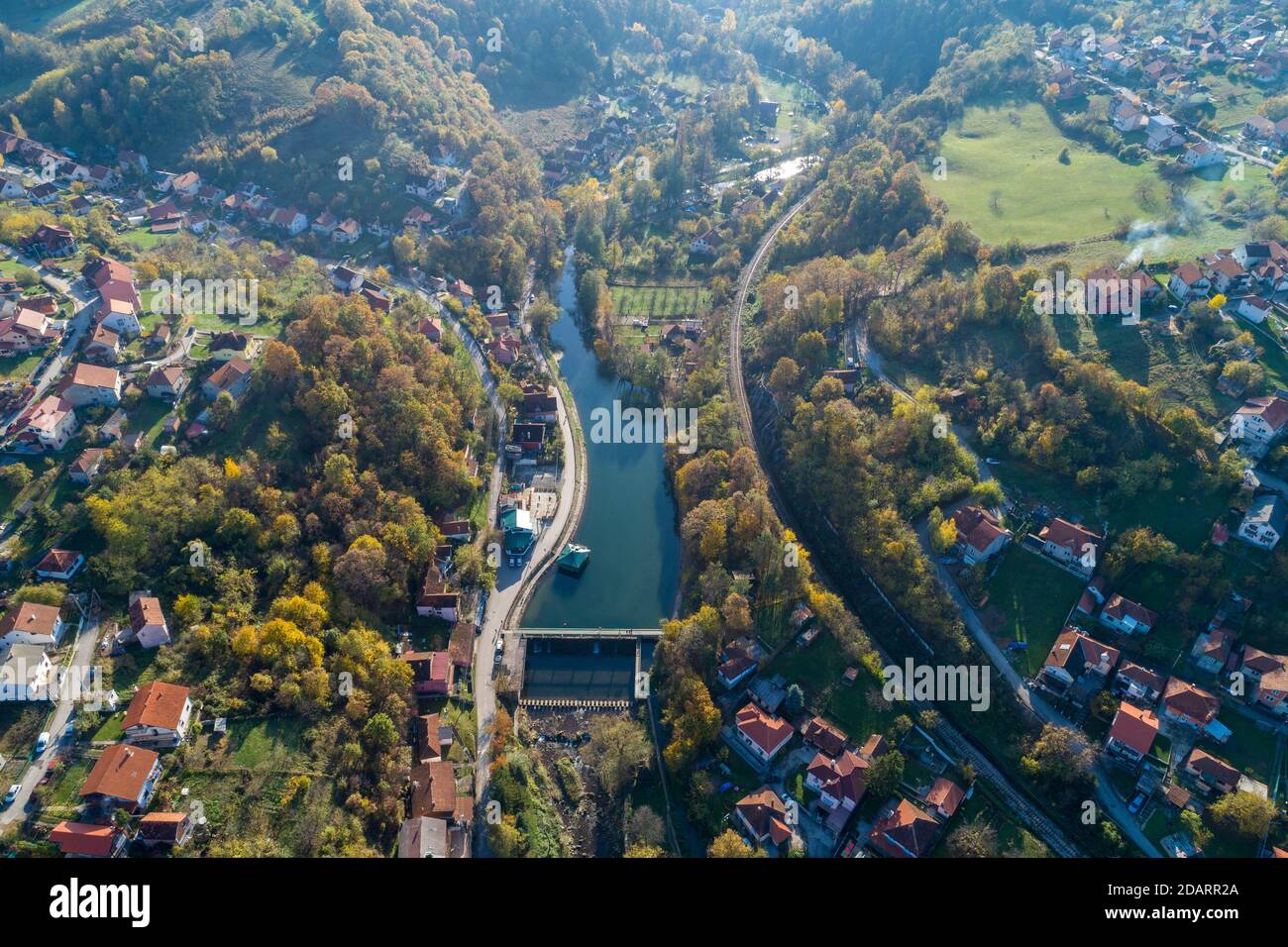 DaN sur la rivière Gradac à Valjevo - panorama de la ville en Serbie. Vue aérienne de drone centre administratif du district de Kolubara dans l'ouest de la Serbie Banque D'Images