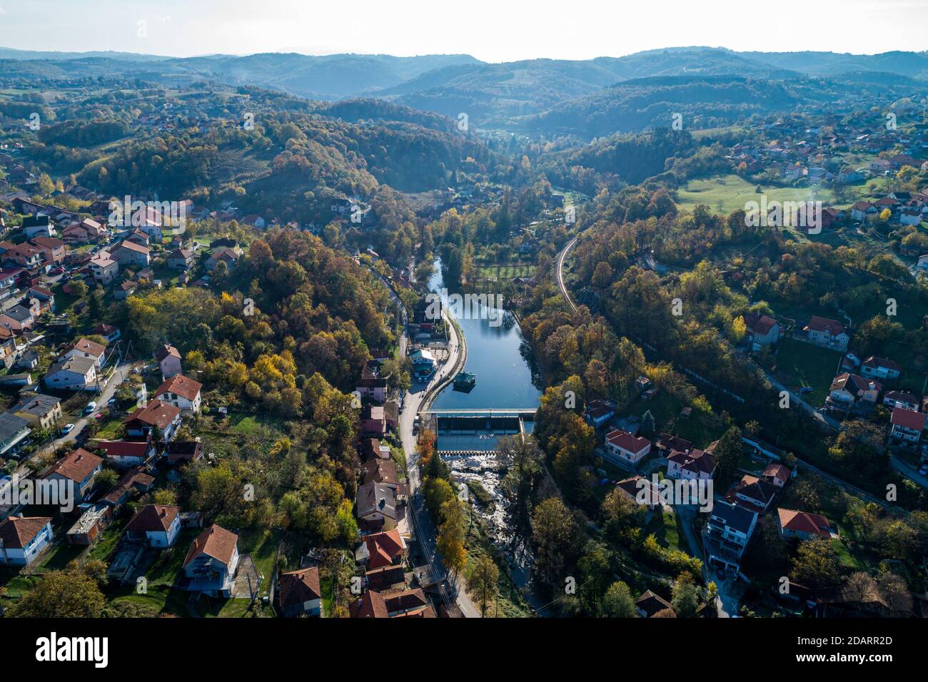 DaN sur la rivière Gradac à Valjevo - panorama de la ville en Serbie. Vue aérienne de drone centre administratif du district de Kolubara dans l'ouest de la Serbie Banque D'Images
