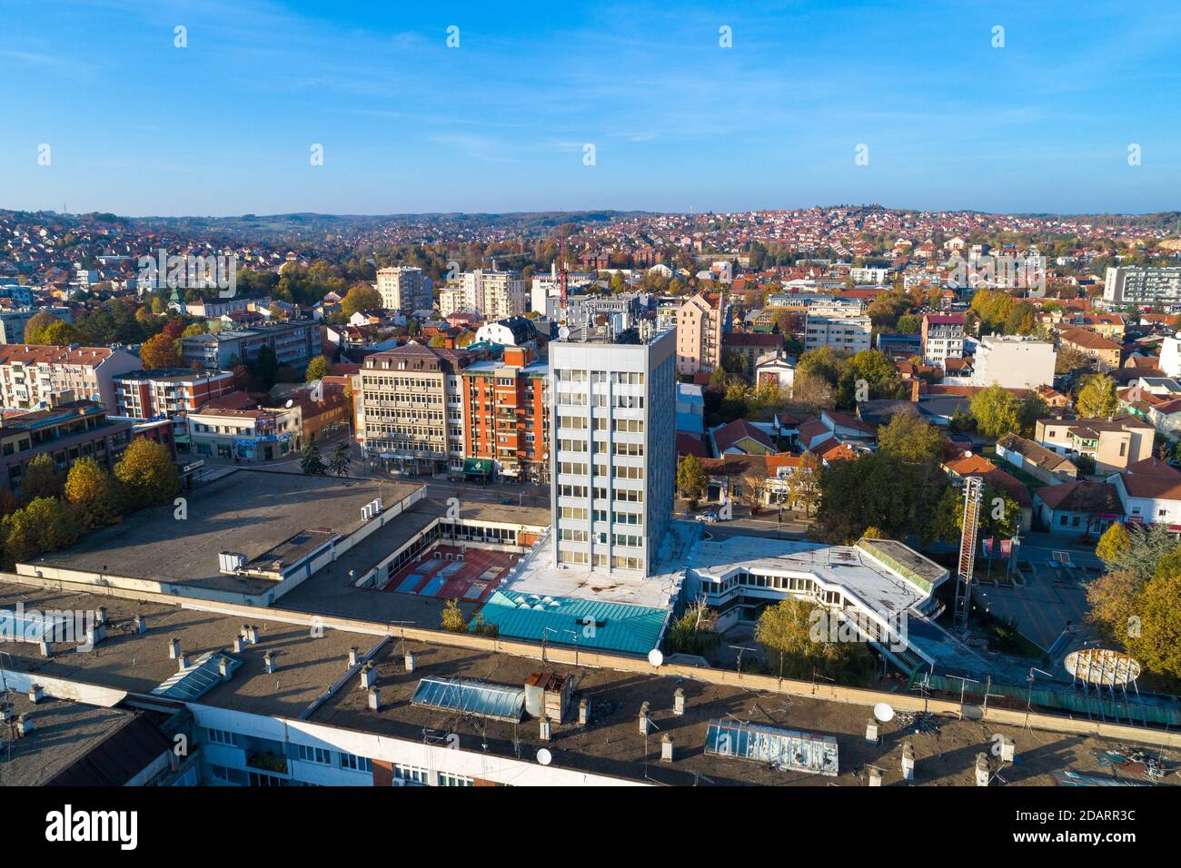 Hôtel de ville à Valjevo - panorama de la ville en Serbie. Vue aérienne de drone centre administratif du district de Kolubara dans l'ouest de la Serbie Banque D'Images