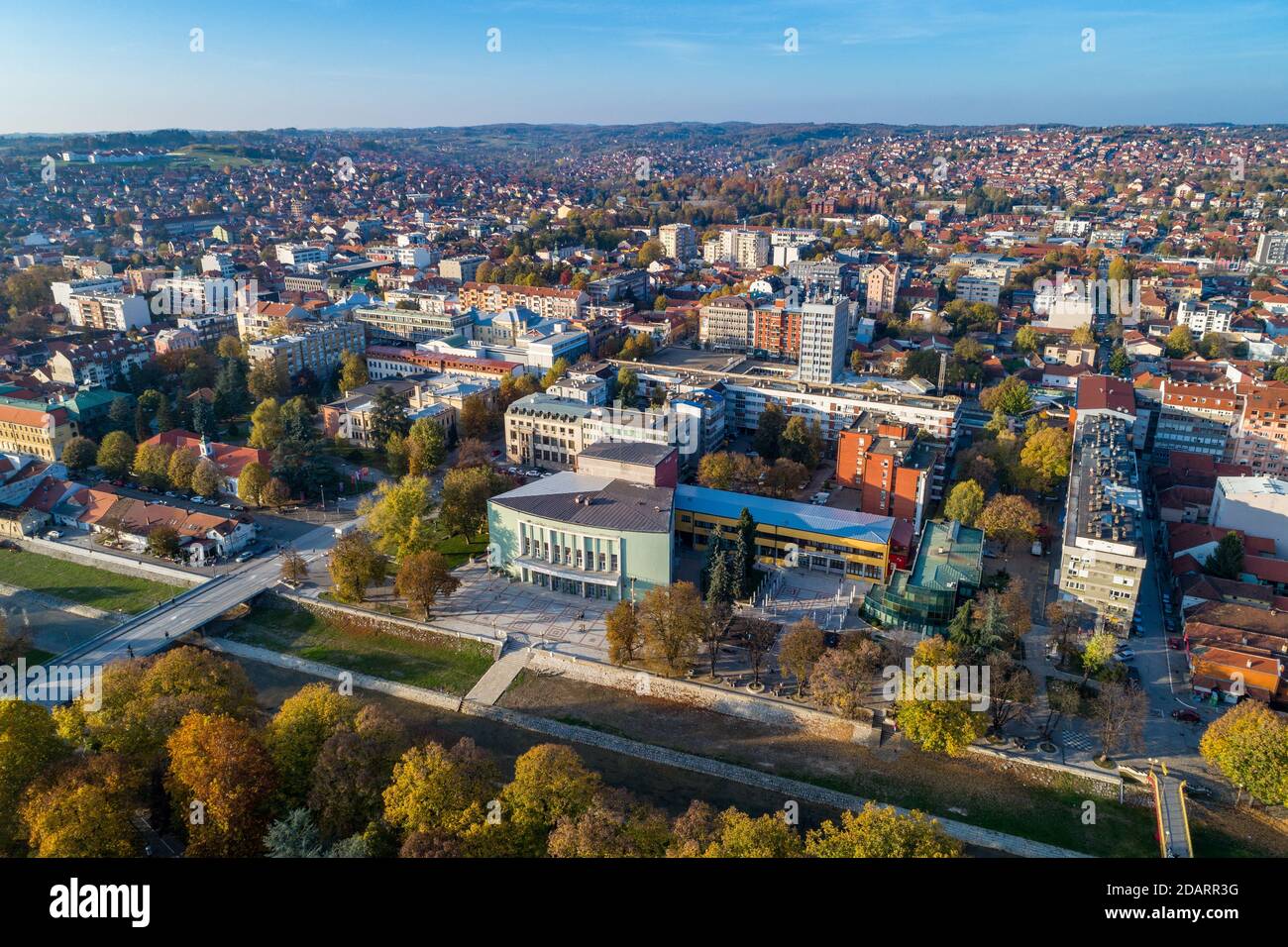 Vue aérienne sur le centre-ville de Valjevo, Serbie. Panorama du centre administratif du district de Kolubara en Serbie occidentale Banque D'Images