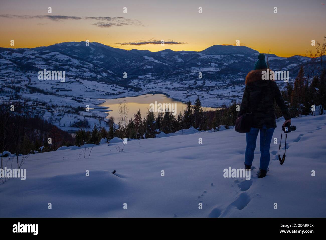 Photographes photographiant la scène d'hiver de montagne de lac au coucher du soleil, seul dans la nature. Rovni, Valjevo, Serbie Banque D'Images