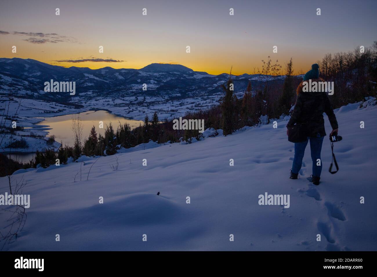 Photographes photographiant la scène d'hiver de montagne de lac au coucher du soleil, seul dans la nature. Rovni, Valjevo, Serbie Banque D'Images
