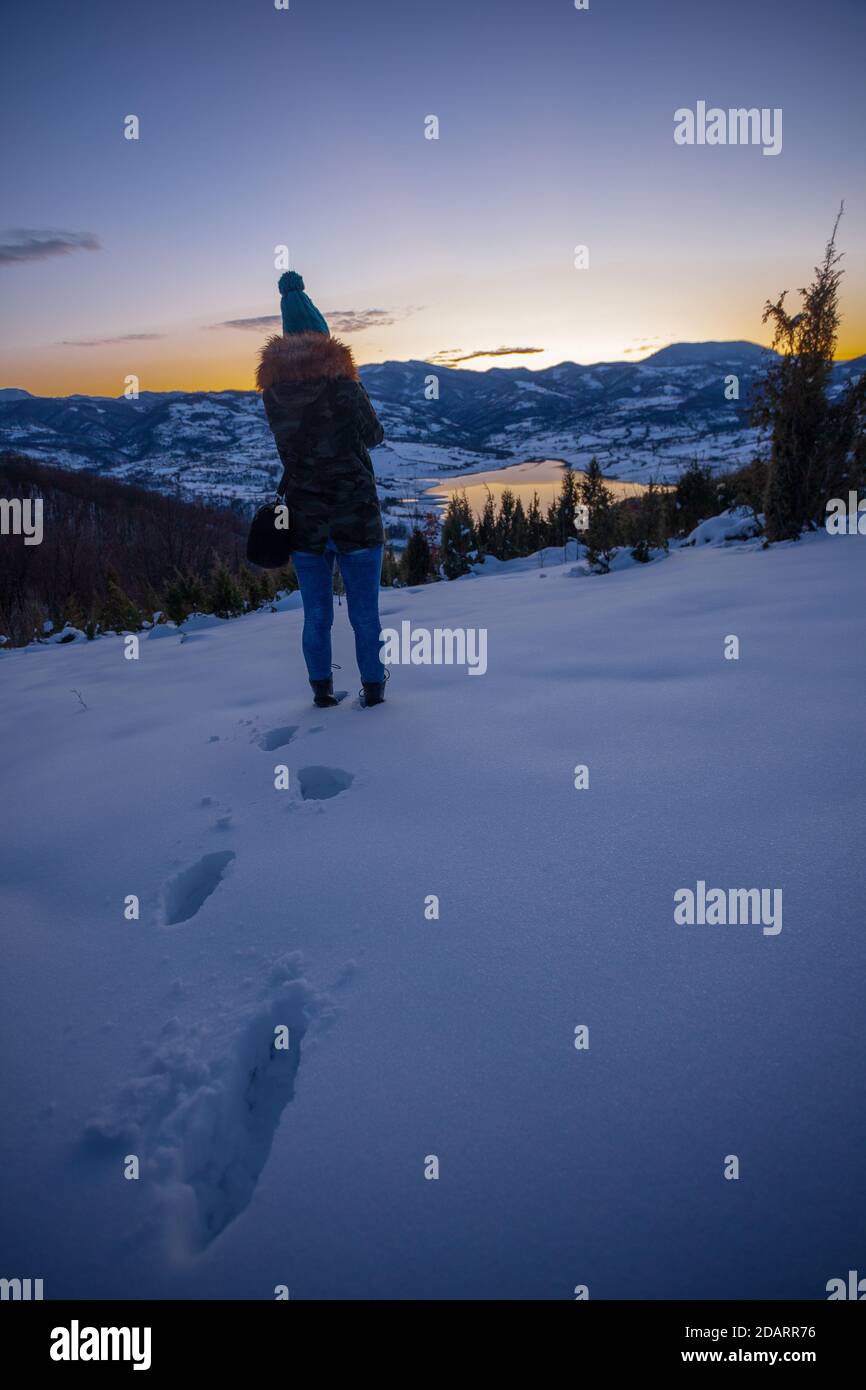 Photographes photographiant la scène d'hiver de montagne de lac au coucher du soleil, seul dans la nature. Rovni, Valjevo, Serbie Banque D'Images