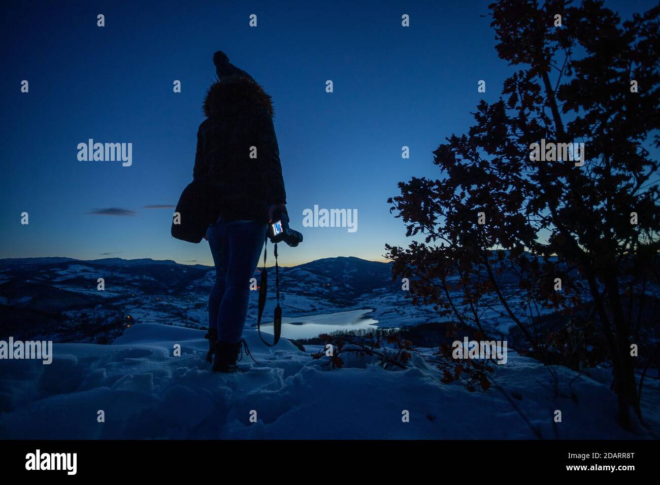 Photographes photographiant la scène d'hiver de montagne de lac au coucher du soleil, seul dans la nature. Rovni, Valjevo, Serbie Banque D'Images
