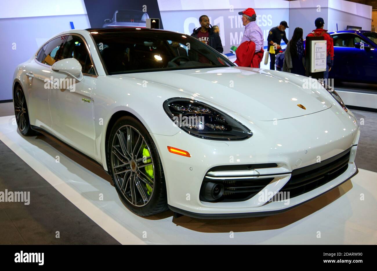 Philadelphie, Pennsylvanie, États-Unis - 9 février 2019 - UNE Porsche Panamera Turbo S E-Hybrid 2019 blanche Banque D'Images