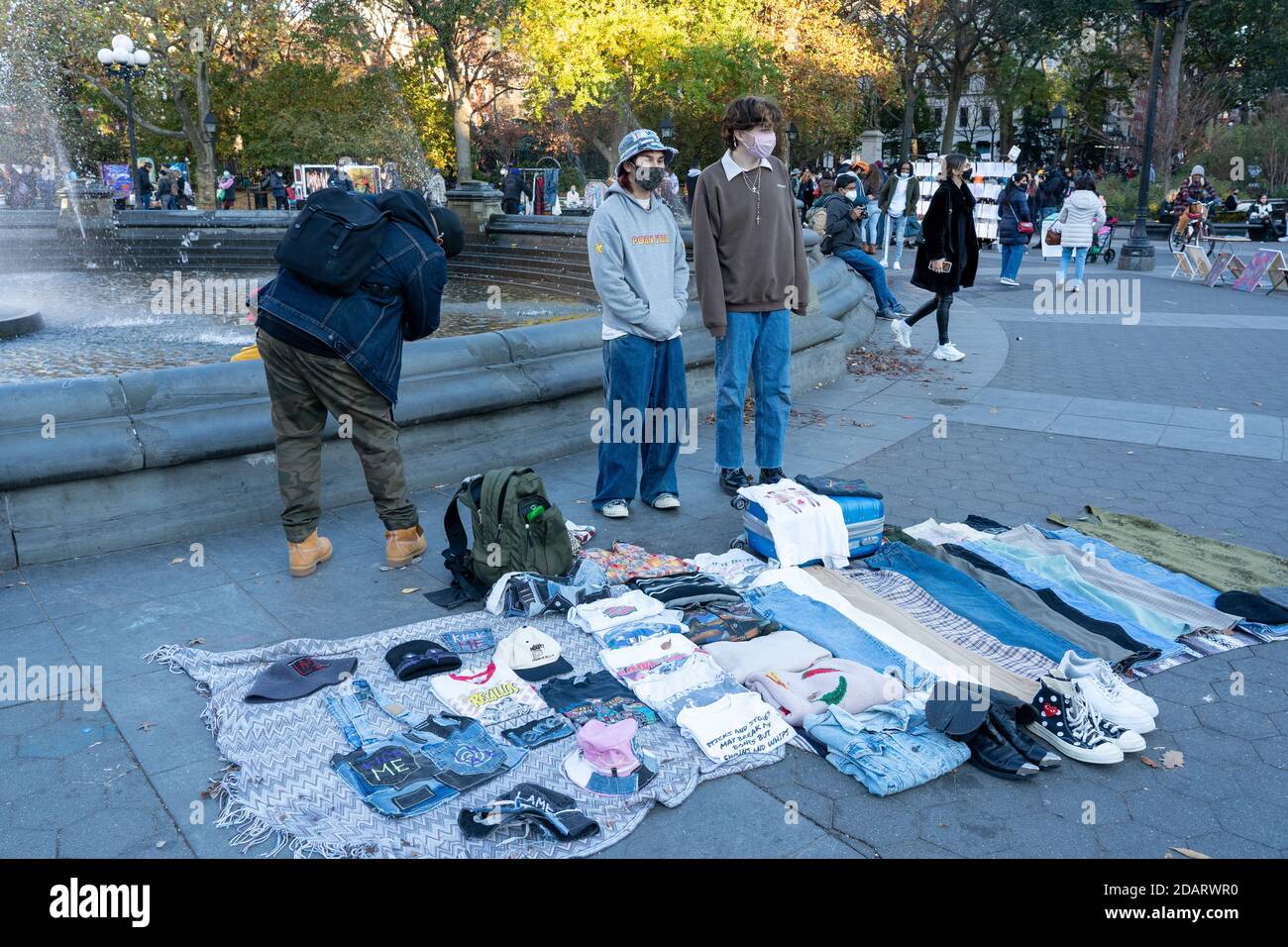 New York, États-Unis. 14 novembre 2020. Les personnes portant un masque facial vendent des vêtements au parc Washington Square au milieu d'une pandémie de coronavirus (Covid-19) à New York. Crédit : SOPA Images Limited/Alamy Live News Banque D'Images