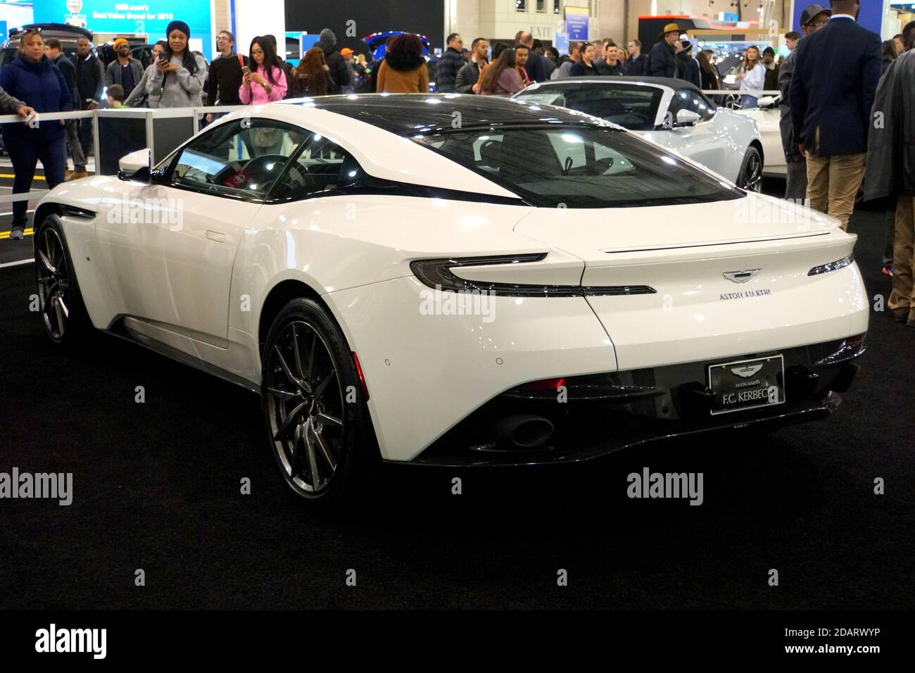 Philadelphie, Pennsylvanie, États-Unis - 9 février 2020 - la vue latérale de la couleur blanche 2020 Aston Martin DBS Superleggera voiture de sport Banque D'Images