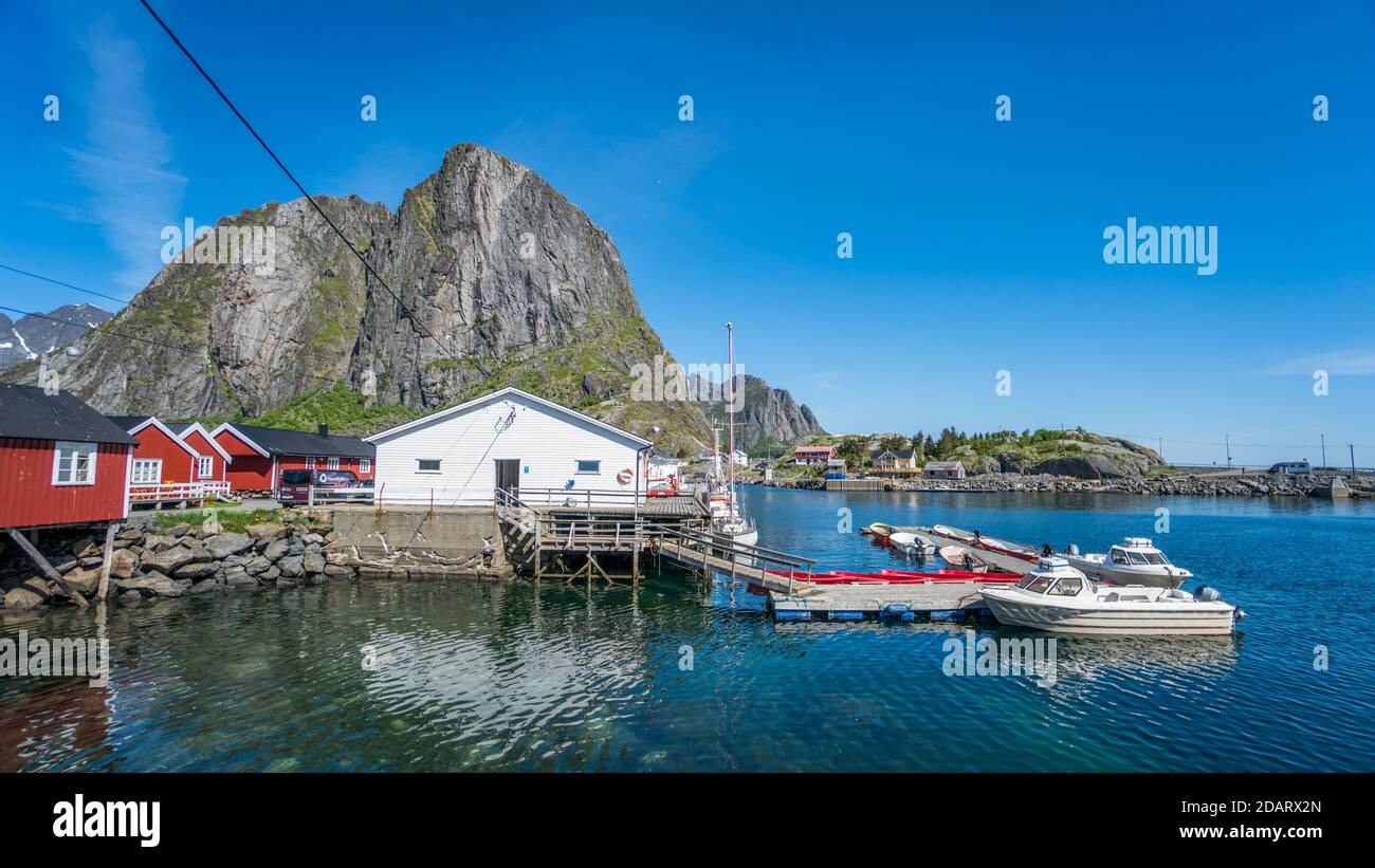 Reine, Norvège - juin 2016 : le village de pêcheurs de Reine, dans les îles Lofoten de Norvège, en Scandinavie Banque D'Images
