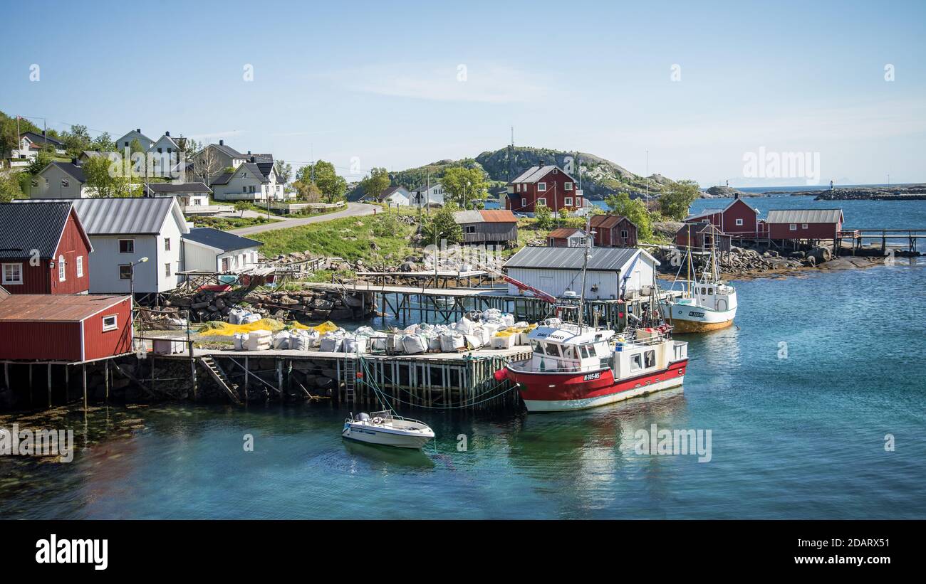 Reine, Norvège - juin 2016 : le village de pêcheurs de Reine, dans les îles Lofoten de Norvège, en Scandinavie Banque D'Images
