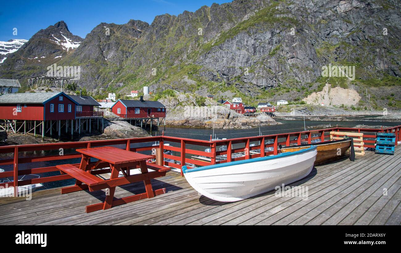 Reine, Norvège - juin 2016 : le village de pêcheurs de Reine, dans les îles Lofoten de Norvège, en Scandinavie Banque D'Images