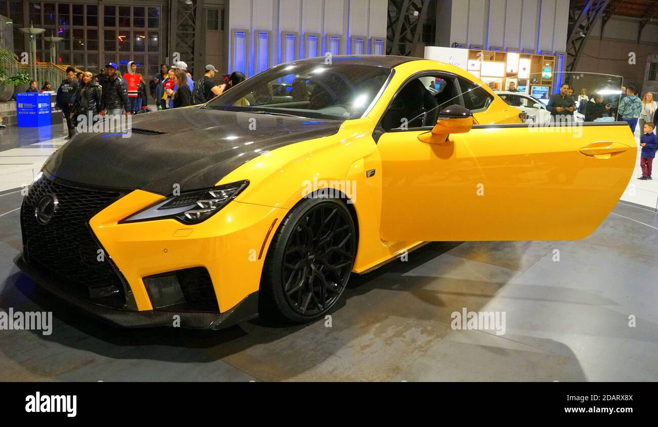 Philadelphie, Pennsylvanie, États-Unis - 10 février 2019 - UNE couleur jaune et noire de la voiture de sport Lexus RC F 2019 Banque D'Images