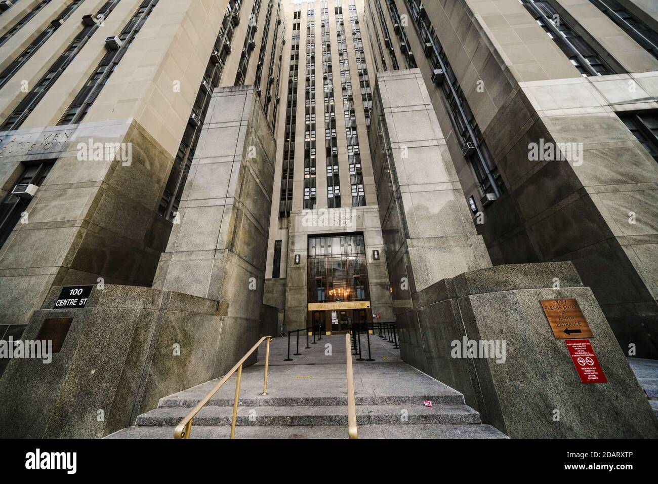 New York, États-Unis. 14 novembre 2020. Vue sur le bâtiment des tribunaux pénaux de l'État de New York. Le système judiciaire de l'État de New York, le vendredi 13 novembre 2020, a définitivement arrêté la plupart des procédures qui exigent des comparutions en personne après une augmentation des cas de coronavirus dans divers palais de justice. Crédit : SOPA Images Limited/Alamy Live News Banque D'Images