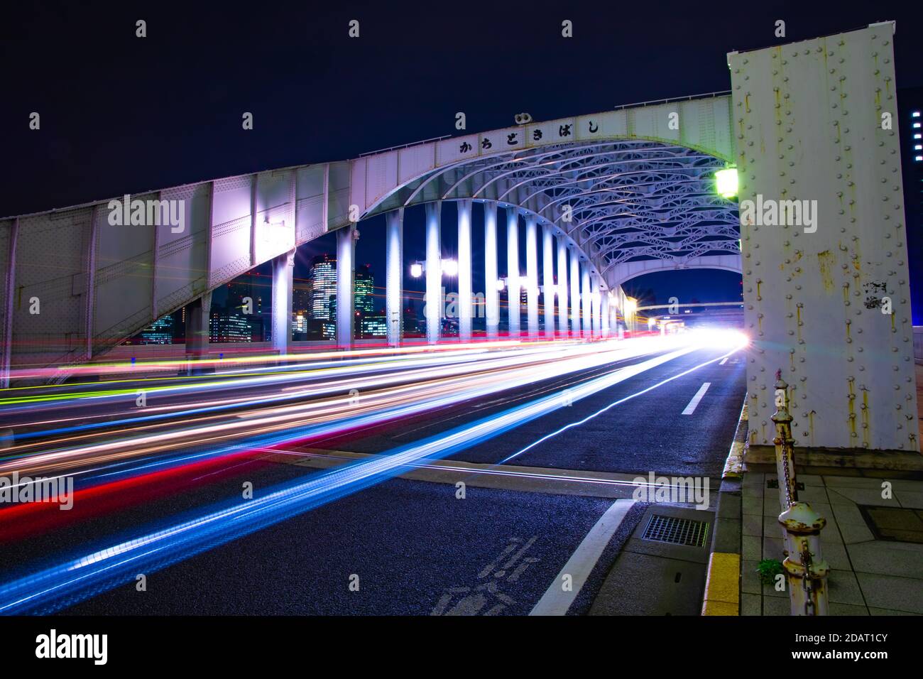 Une rue nocturne de la ville près du pont de Kachidoki à Tokyo Wide prise de vue Banque D'Images