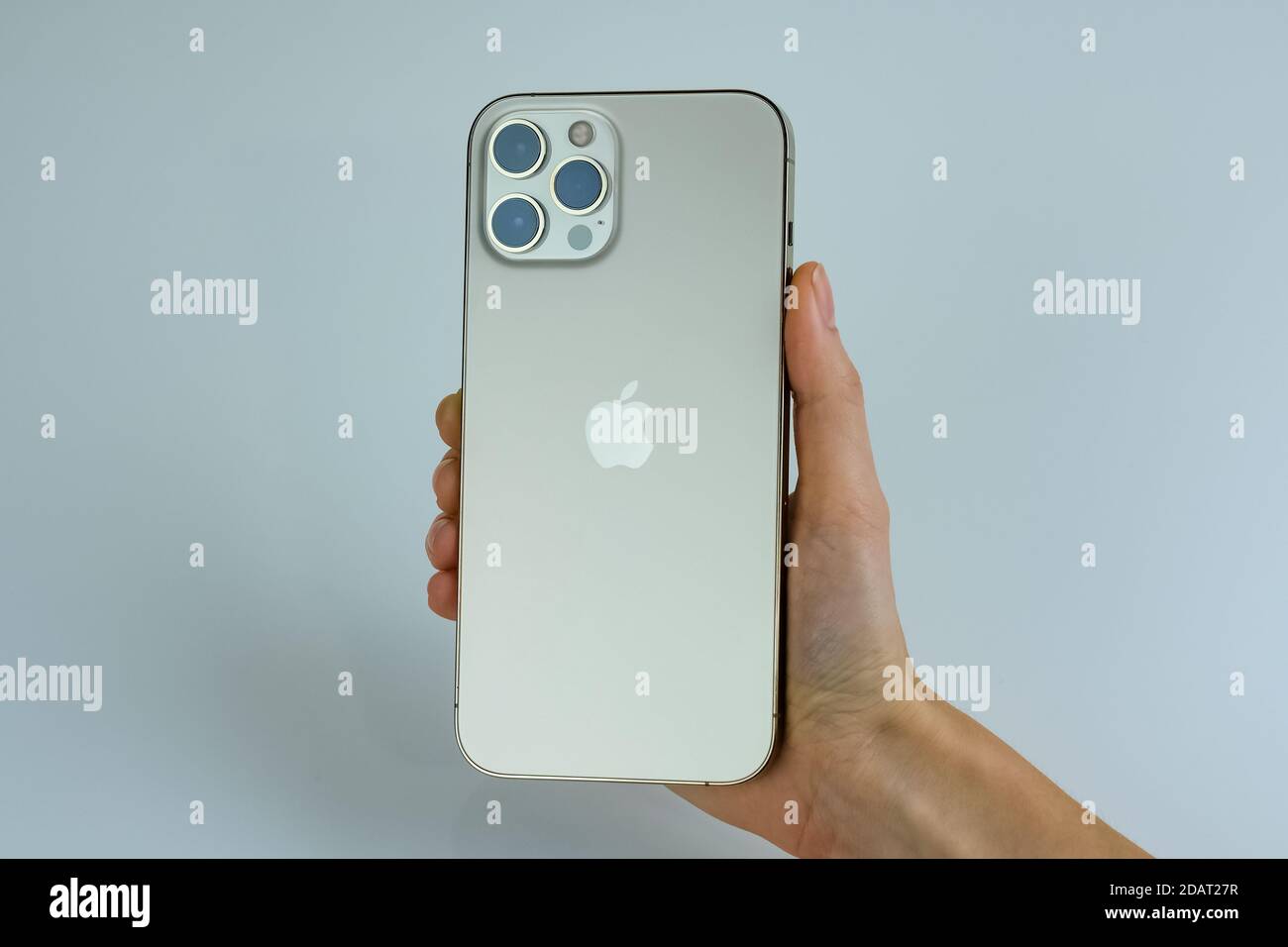 IPhone 12 Pro Max dans la couleur or dans la main d'un client. Banque D'Images