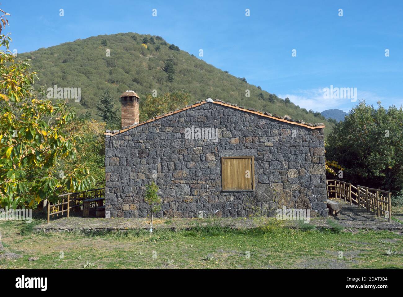 Une maison rurale traditionnelle en pierre de l'architecture de la Sicile dans Le parc de l'Etna un point de repère d'un voyage dans la culture et la nature Banque D'Images