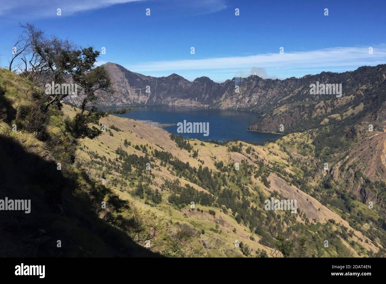 montagne, vue sur rinjani, paysage, lac, vue sur le volcan merapi et le lac segara anak qui a sorti le feu Banque D'Images