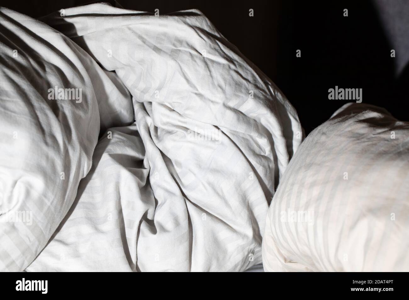 Courtepointe et linge de lit dans une chambre. Banque D'Images