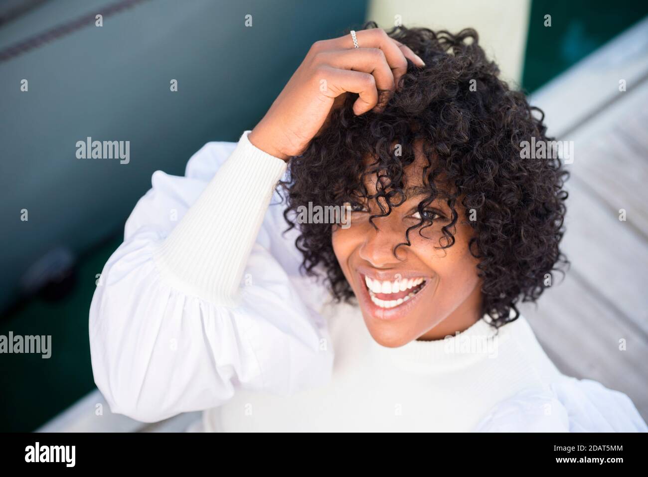 Joyeux joyeux portrait de jeune femme - noir africain belle fille souriez et profitez de l'appareil photo à l'extérieur - dents et beauté de la peau et des cheveux africains Banque D'Images