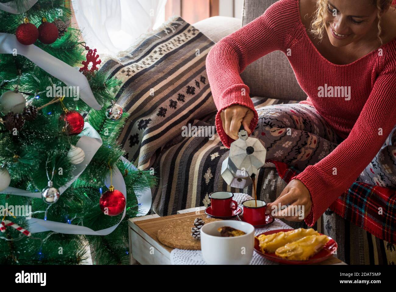 Femme servant du café le matin petit déjeuner à la maison en vacances la veille de noël - moka expresso italien café et gai les gens qui apprécient les vacances Banque D'Images