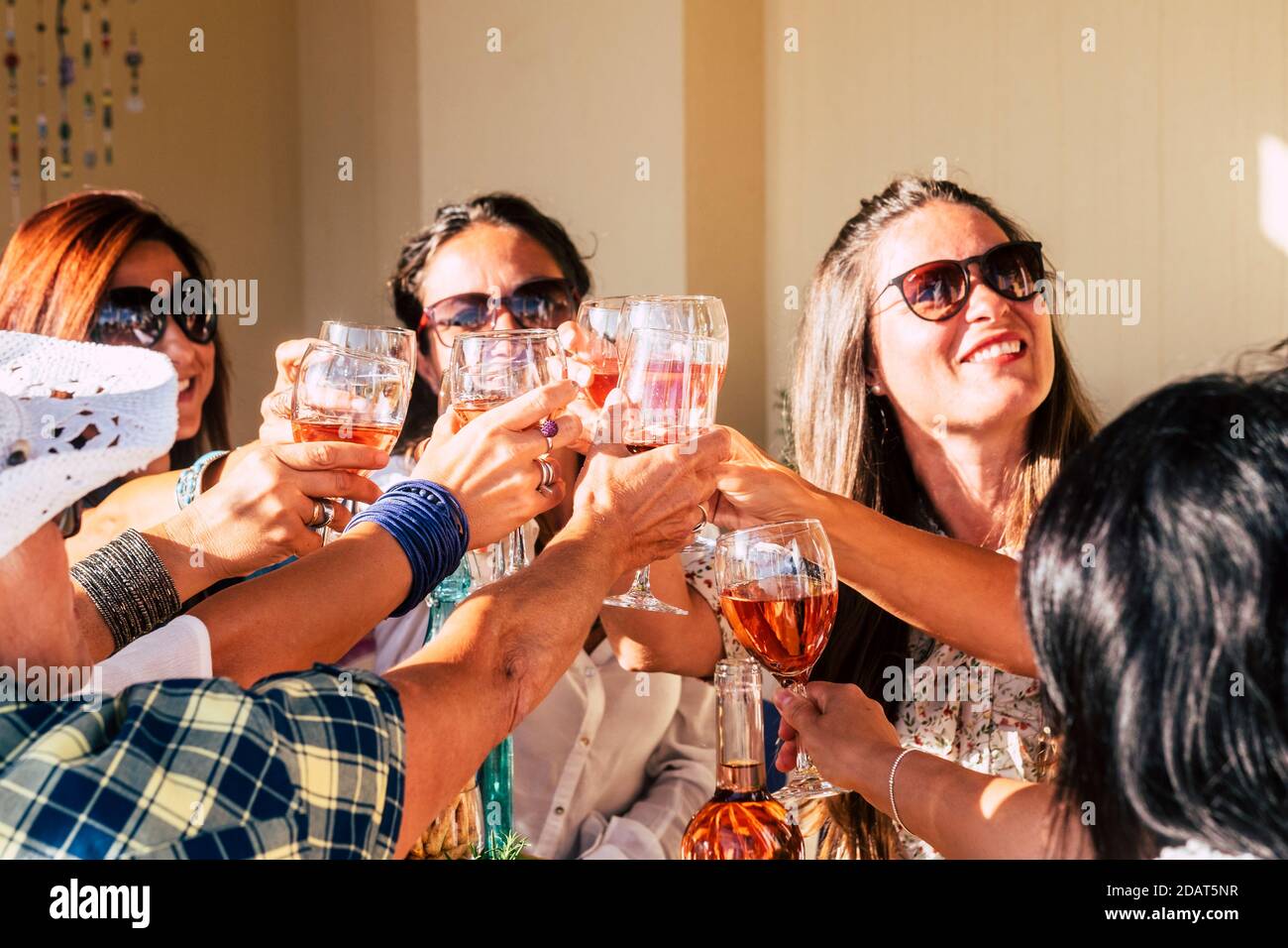 Groupe de jeunes femmes caucasiennes gaies appréciant et célébrant ensemble prendre des verres à vin rouge ensemble - les gens s'amusent célébration avec dri Banque D'Images