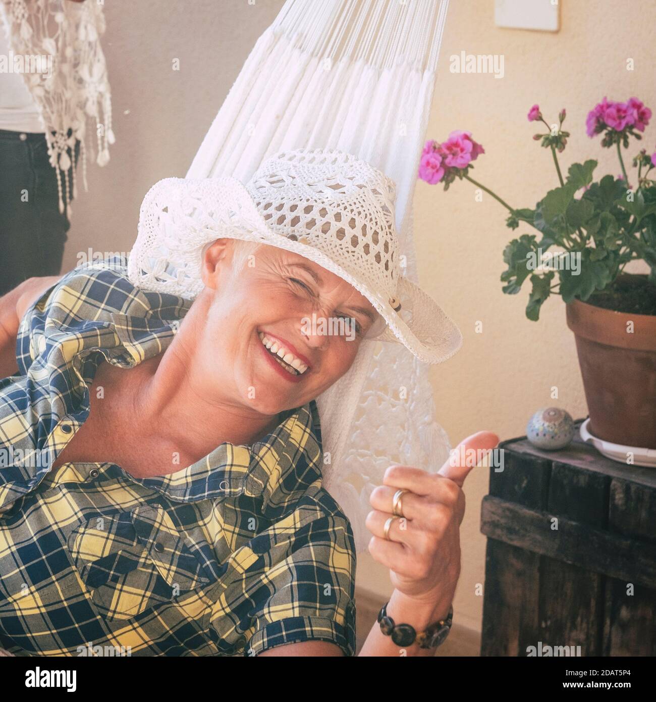 Portrait d'une vieille jeune femme gaie sourire à l'appareil photo et clignement - des femmes âgées heureux qui profitent de la vie Banque D'Images