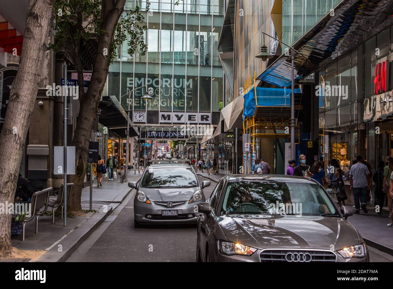 Melbourne, Australie. 15 novembre 2020. La petite allée du Bourke avec les grands magasins Myer et David Jones passe d'un bâtiment à l'autre, le quartier des affaires de Melbourne. Crédit : SOPA Images Limited/Alamy Live News Banque D'Images