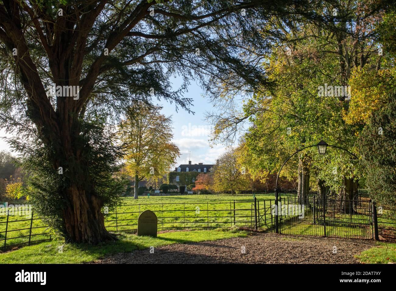 Cornwell Manor en automne. Cornwell, Chipping Norton, Oxfordshire, Cotswolds, Angleterre. Vue depuis le sentier public à travers le chantier naval. Banque D'Images