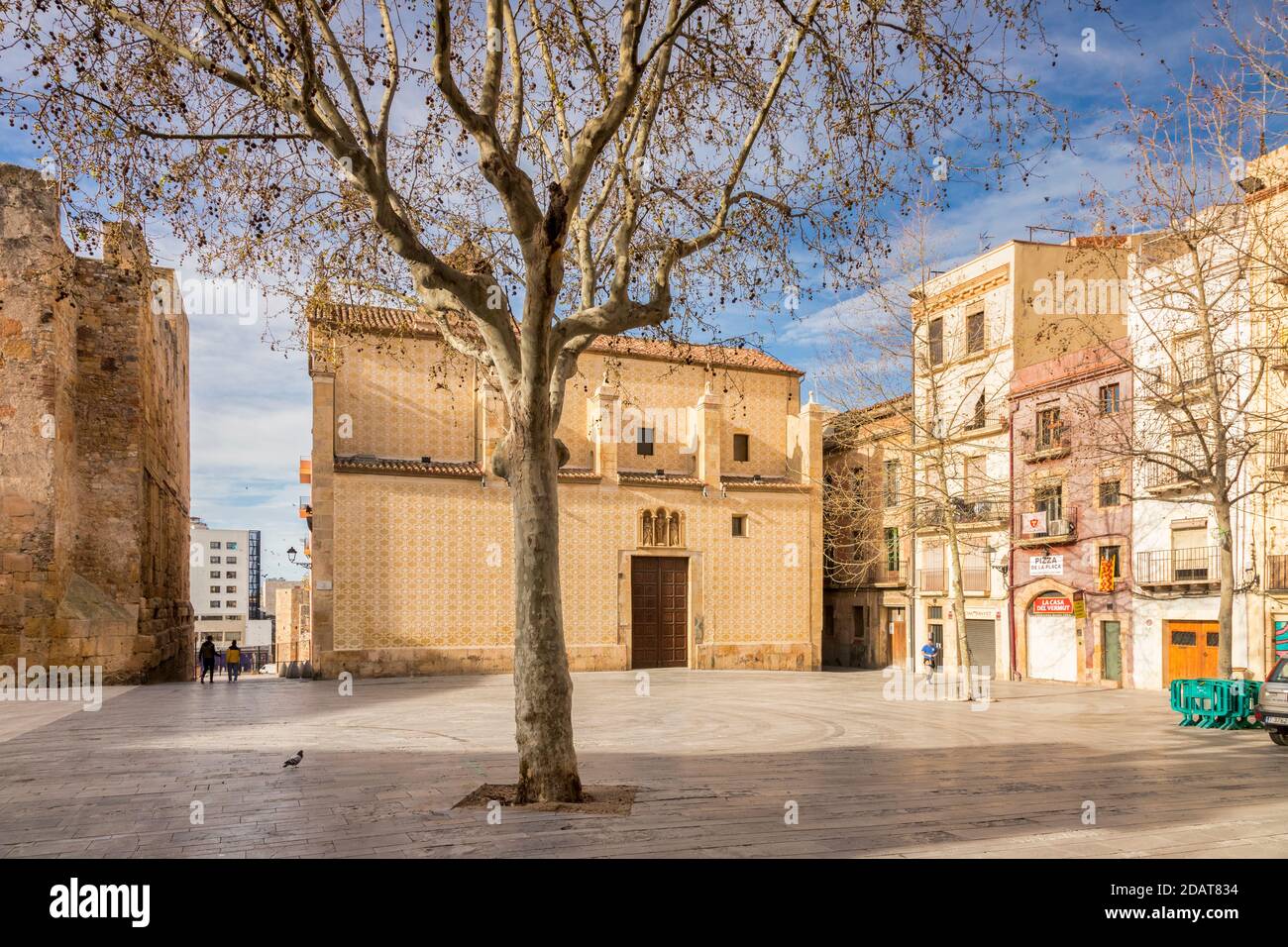 5 mars 2020 : Tarragone, Espagne - Placa del Rei et l'église Casa de la sang à Tarragone au printemps. Banque D'Images