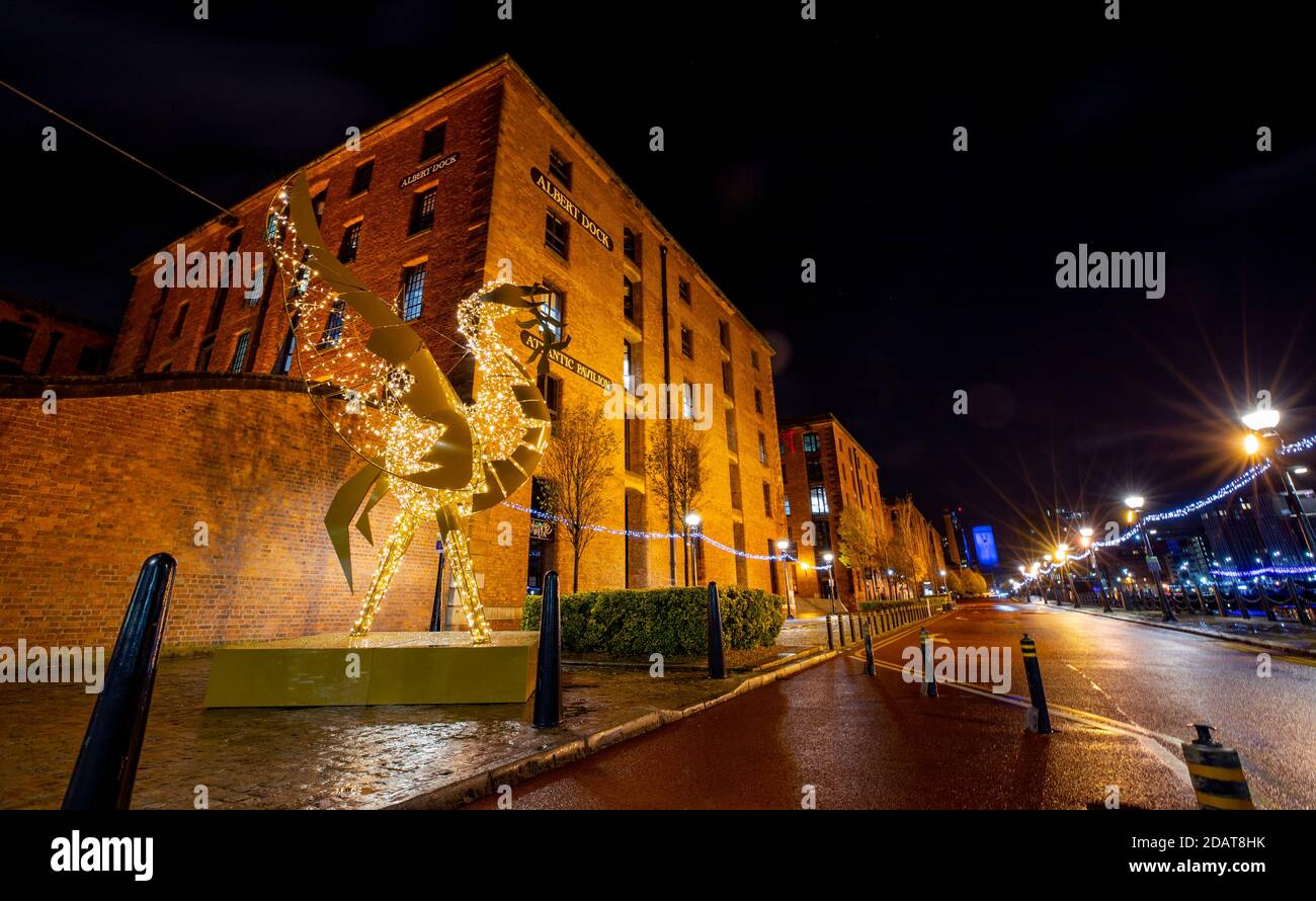 Les lumières de Noël dans et autour de l'Albert Dock de Liverpool et du centre commercial Liverpool One. Les rues de la ville sont plus calmes que d'habitude, la première semaine complète d'un confinement national de quatre semaines se termine en Angleterre. Banque D'Images