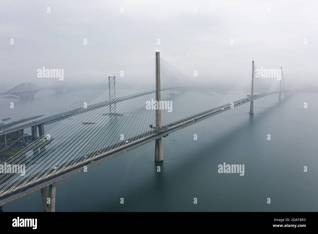 Vue aérienne des trois ponts traversant Firth of Forth pendant le brouillard, Écosse, Royaume-Uni Banque D'Images