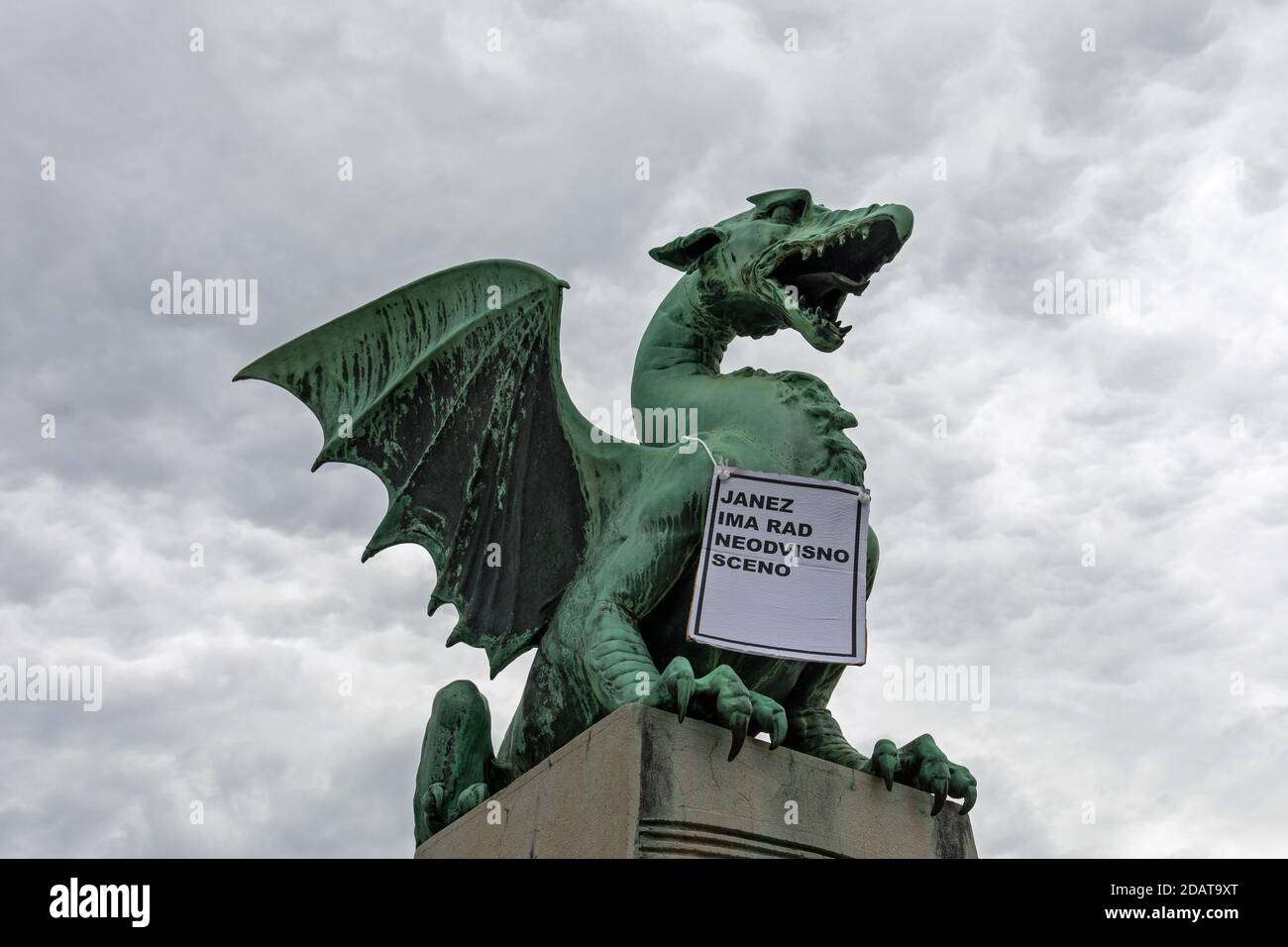 Statue du Dragon au pont du Dragon à Ljubljana avec un panneau contre le Premier ministre slovène Janez Jansa, Slovénie Banque D'Images