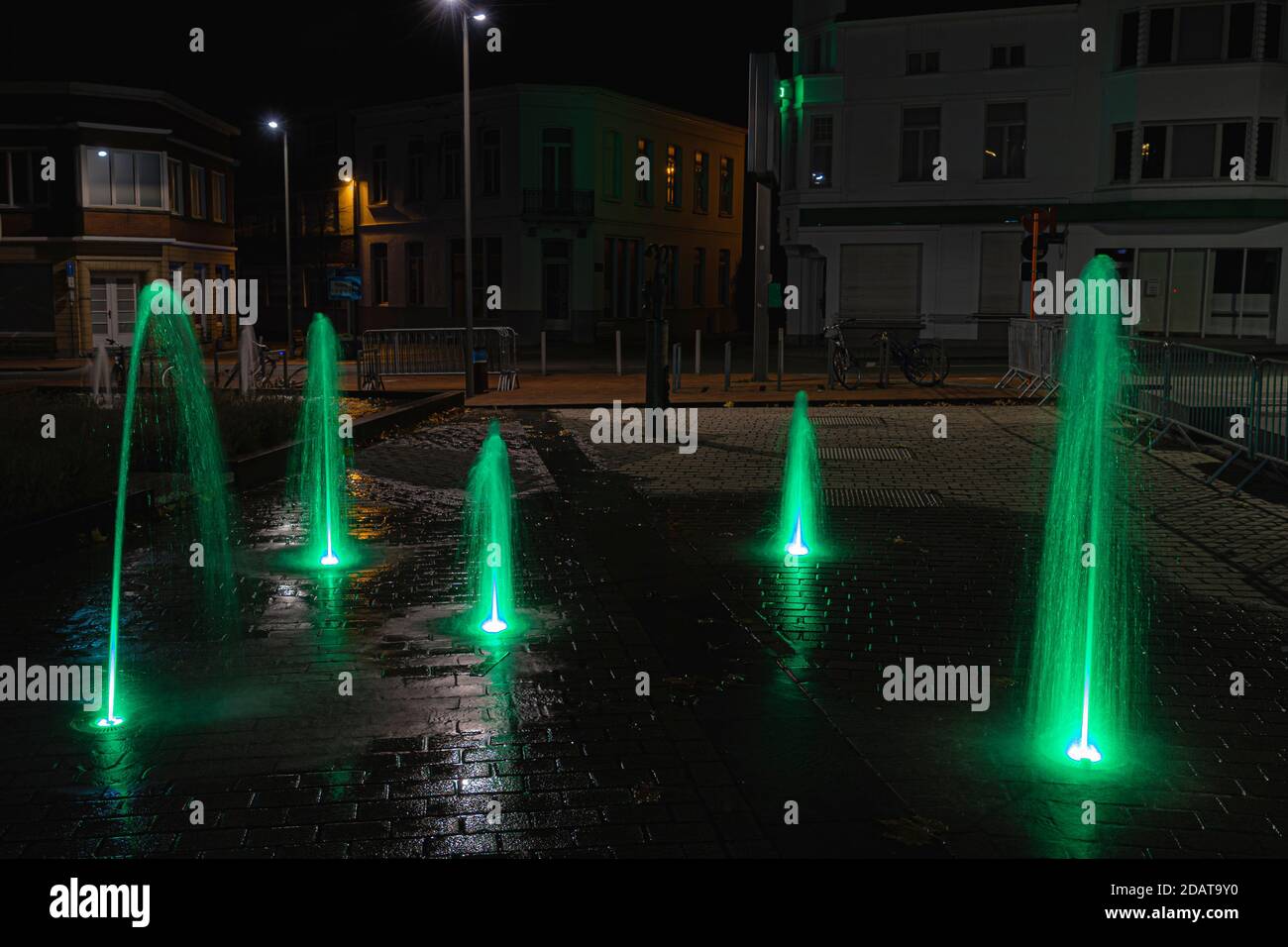 Fontaines sur le marché d'izegem la nuit. Image détaillée avec de l'eau verte dans une bonne prise de vue Banque D'Images